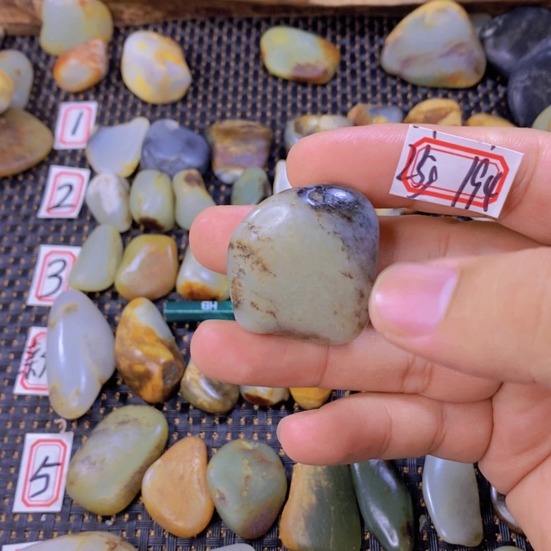 颈饰未镶嵌和田玉（糖玉）