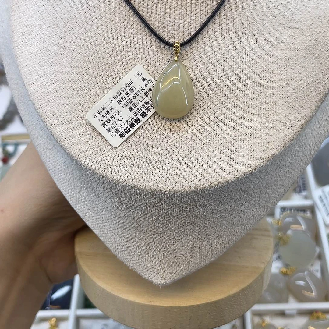 和田玉18K金镶嵌颈饰