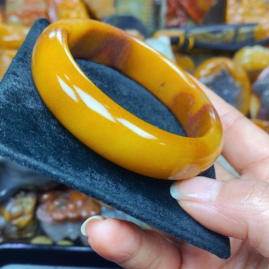 未镶嵌石英质玉（黄龙玉）颈饰