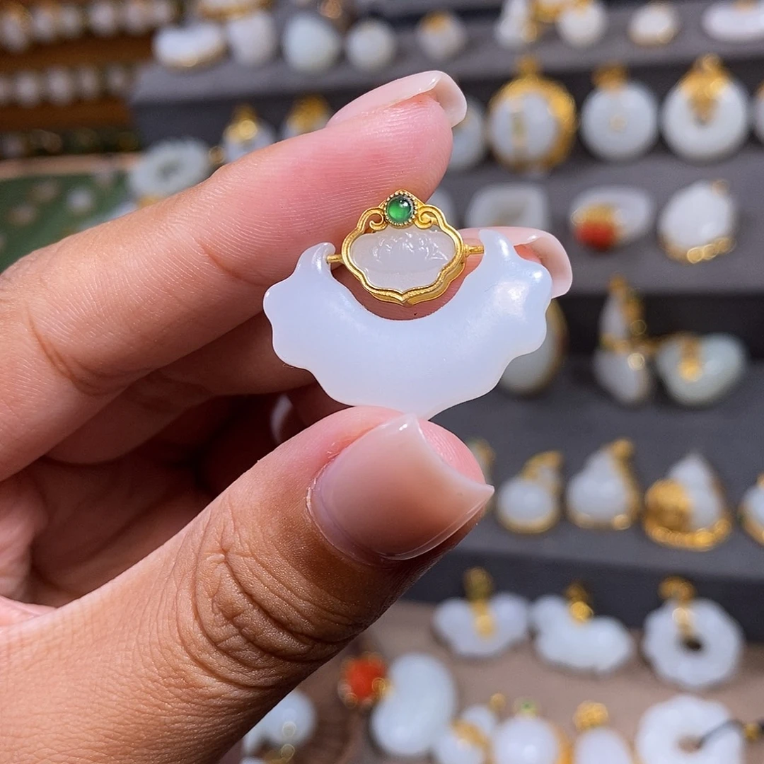 和田玉18K金镶嵌颈饰如意锁