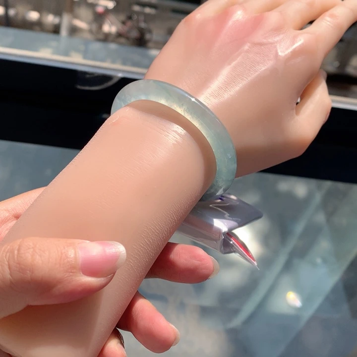 翡翠手镯未镶嵌翡翠