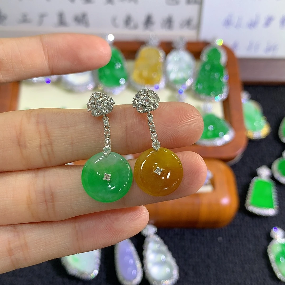翡翠18K金镶嵌耳钉平安扣