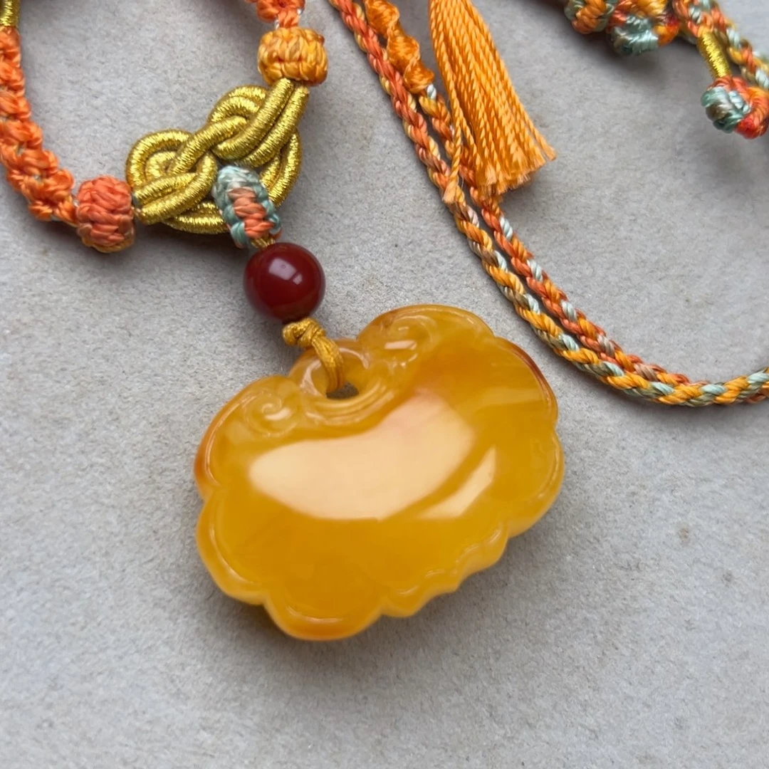 蜜蜡未镶嵌颈饰如意锁