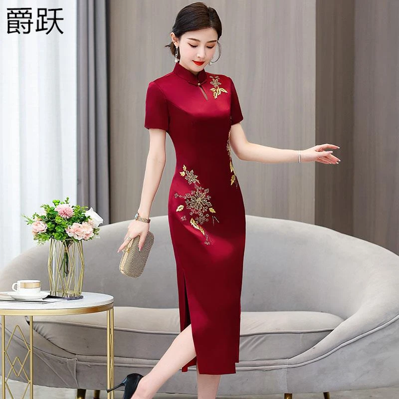 醋酸缎刺绣旗袍裙喜妈妈婚宴礼服喜婆婆连衣裙酒红色时尚年轻短款