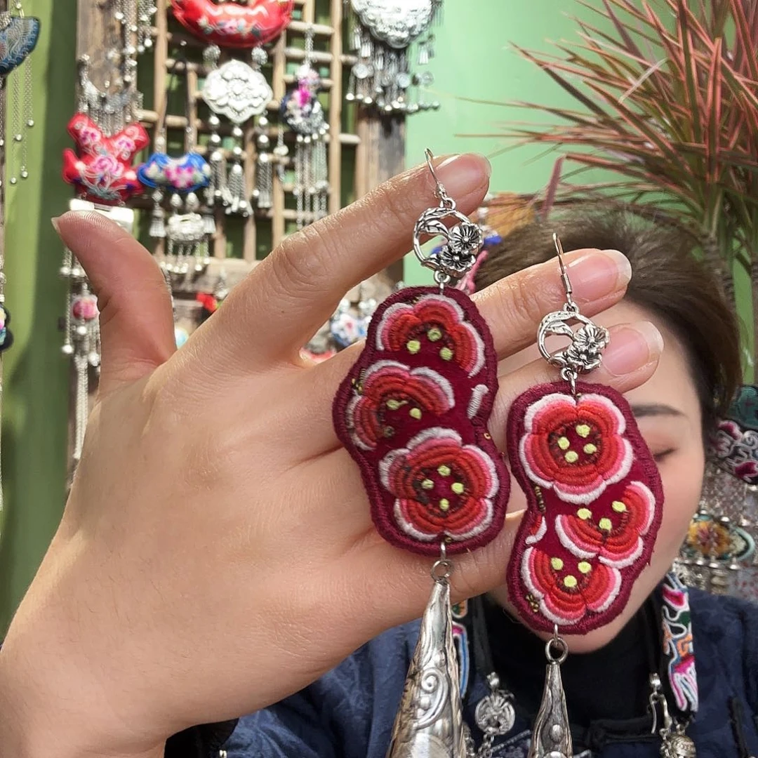 刺绣耳环。