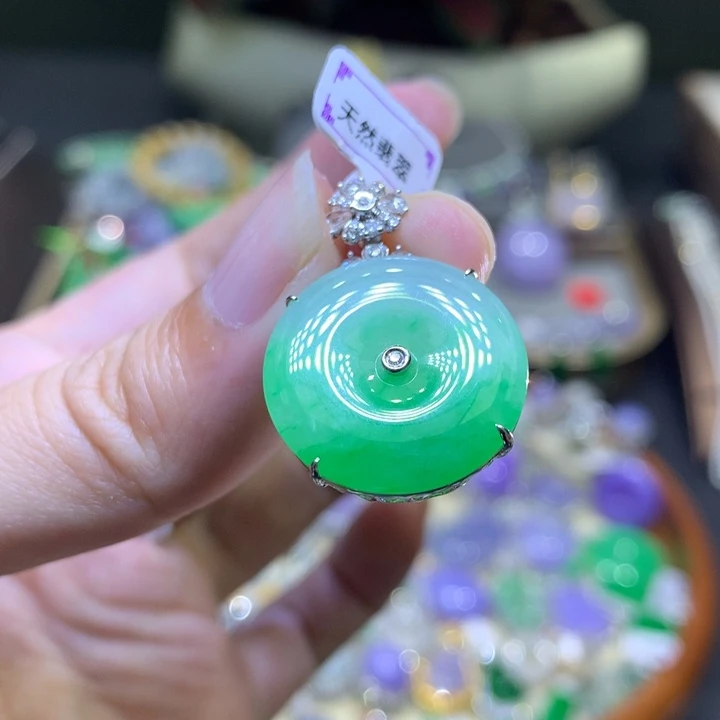 颈饰18K金镶嵌翡翠