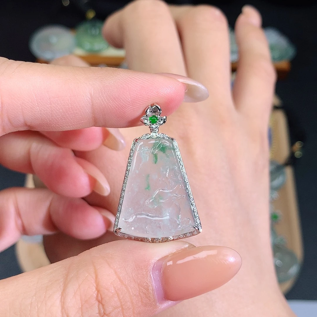 翡翠18K金镶嵌颈饰翡翠