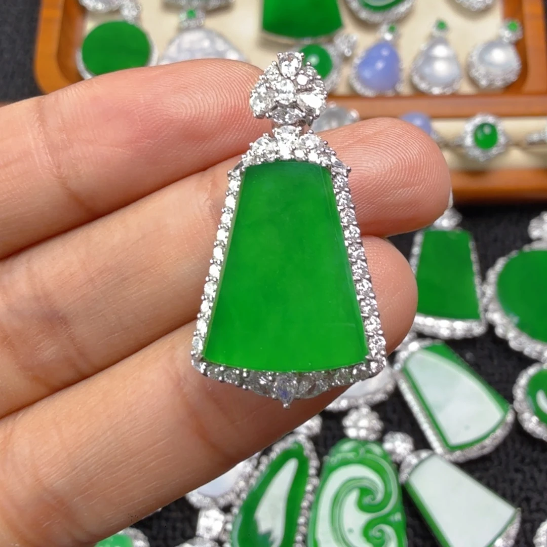 翡翠18K金镶嵌颈饰吊坠