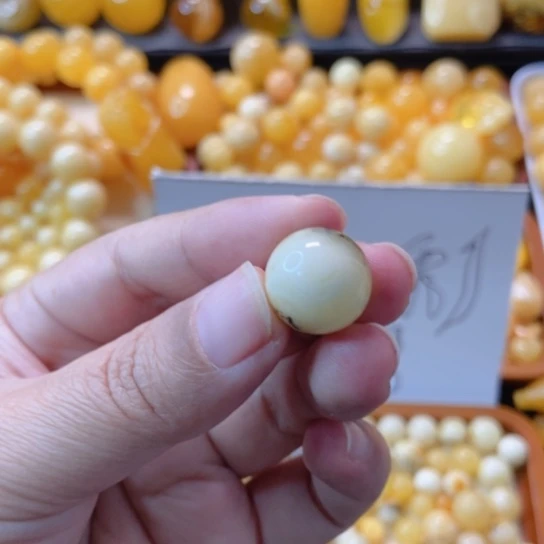 琥珀未镶嵌颈饰天然蜜蜡