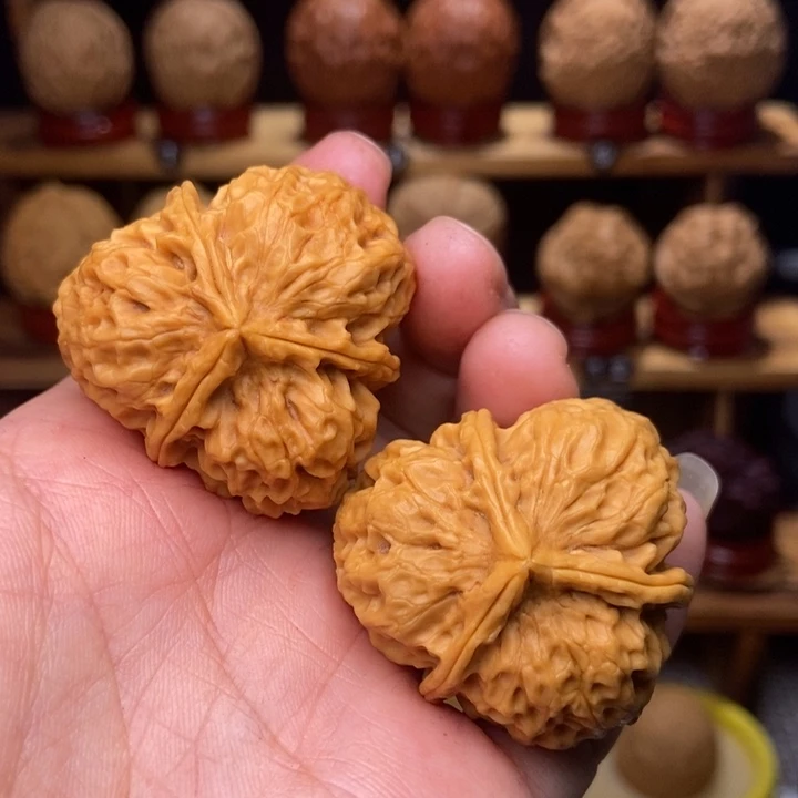 文玩核桃吊坠梅花三棱62