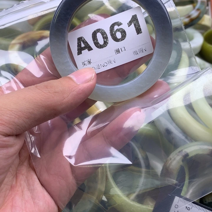 绿***君未镶嵌蛇纹石玉手镯