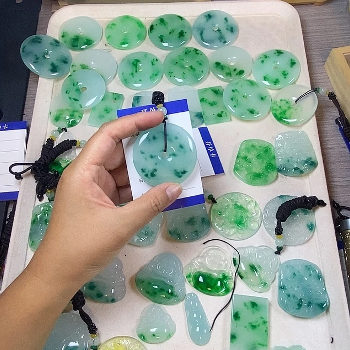 欣***敏翡翠未镶嵌颈饰平安扣