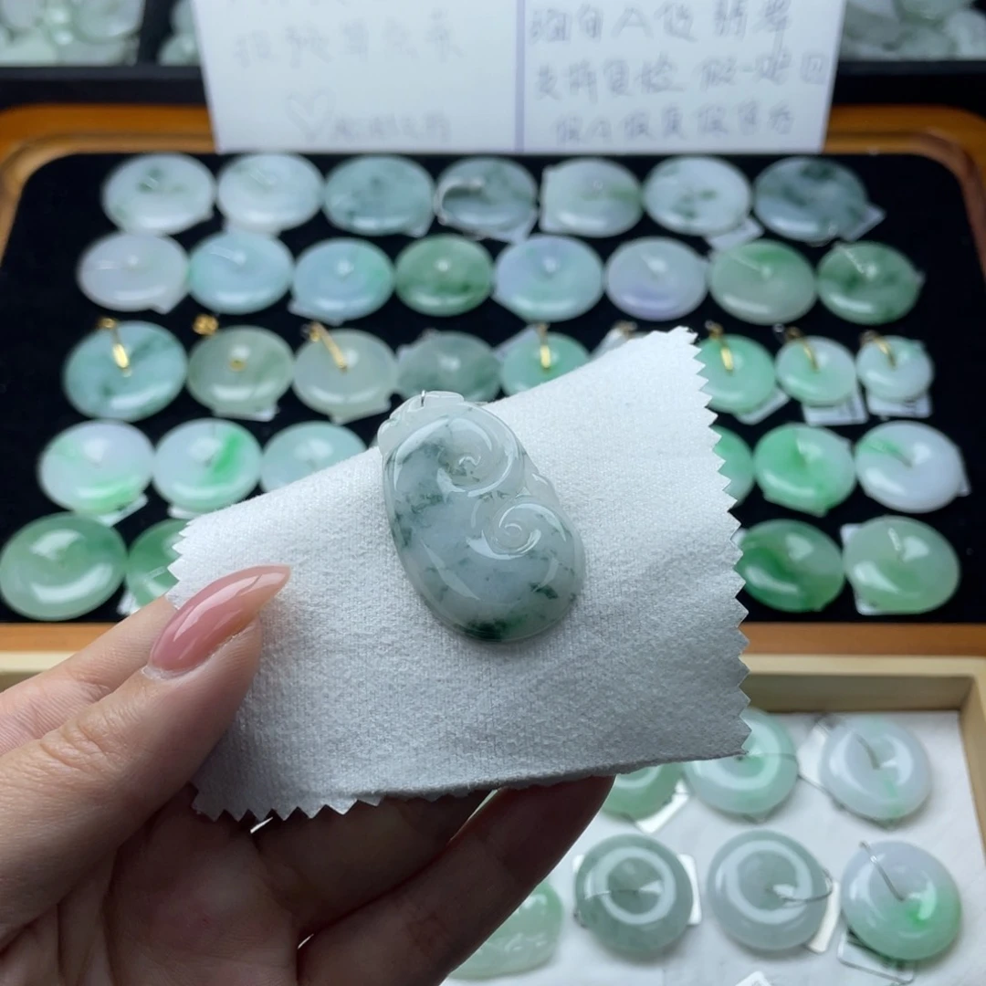 翡翠颈饰未镶嵌如意