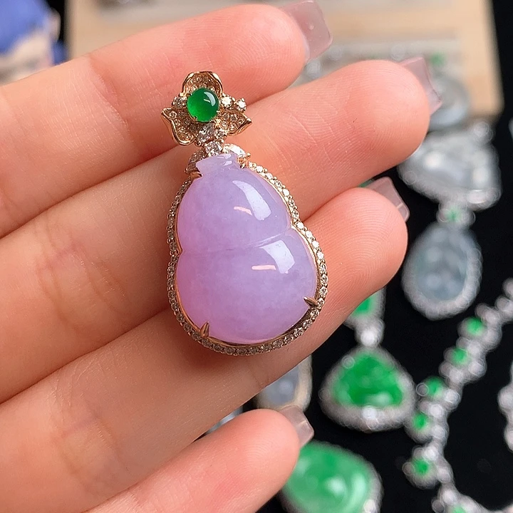 18K金镶嵌挂件翡翠