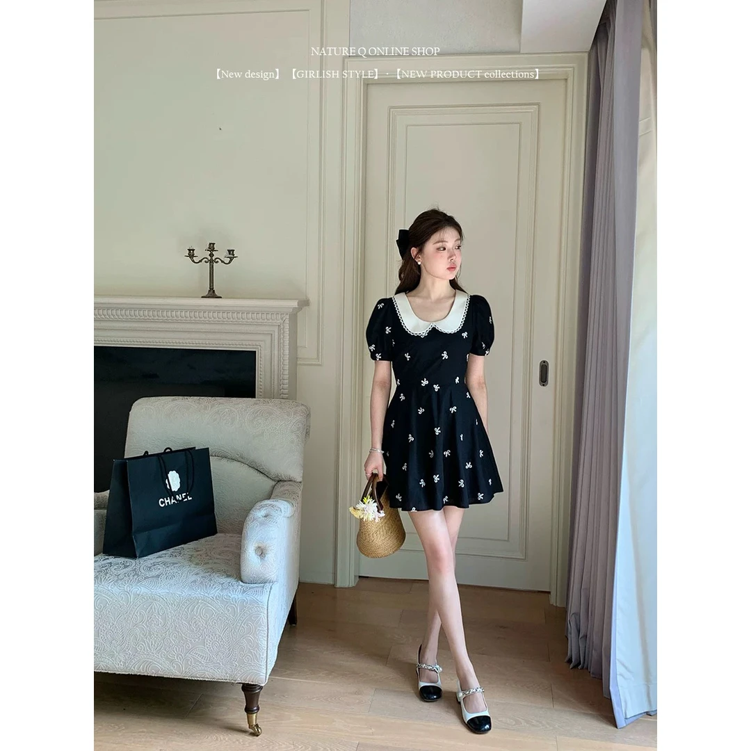 杨小卷法式蝴蝶结刺绣娃娃领连衣裙女减龄收腰显瘦赫本风小黑裙夏