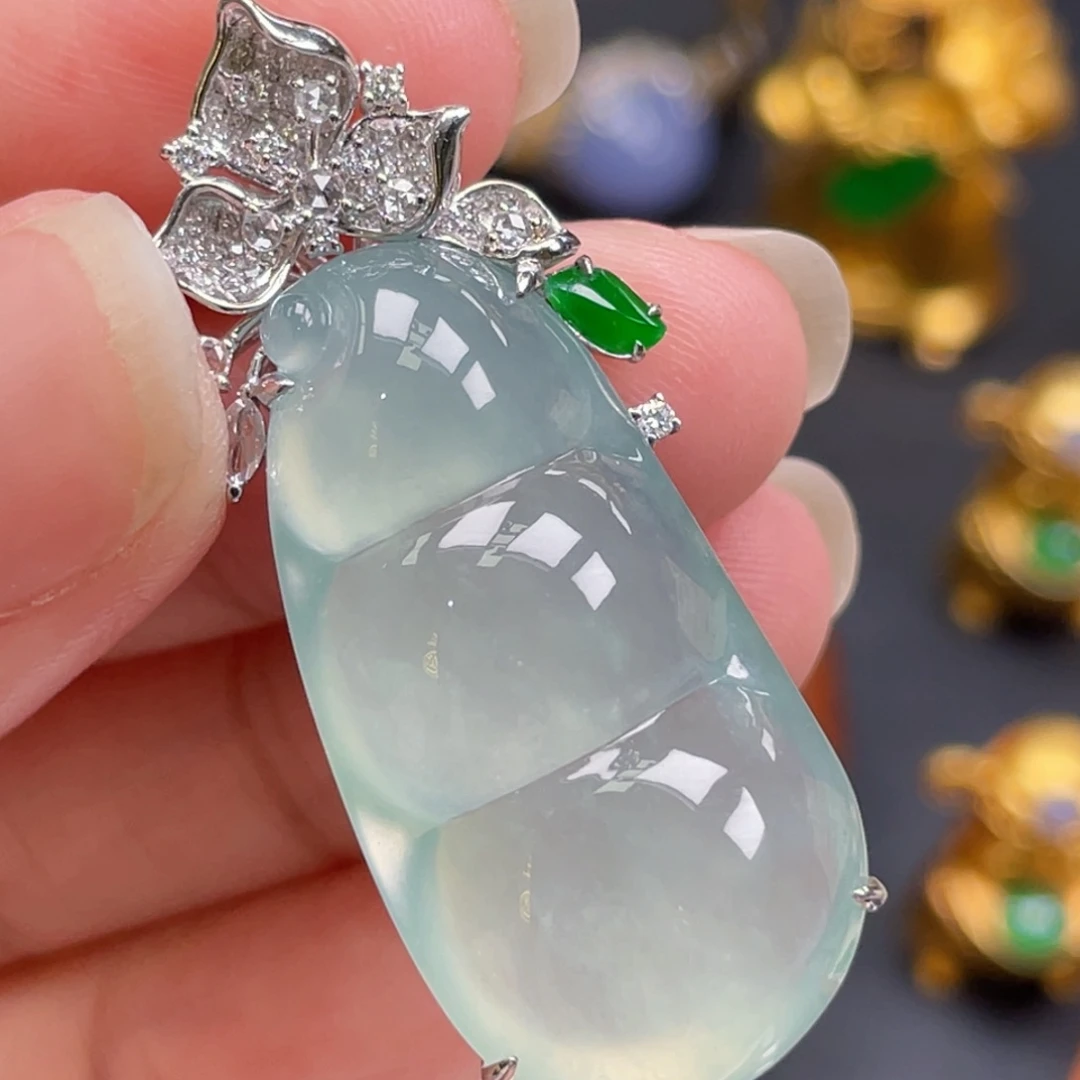 翡翠18K金镶嵌颈饰高冰豆子