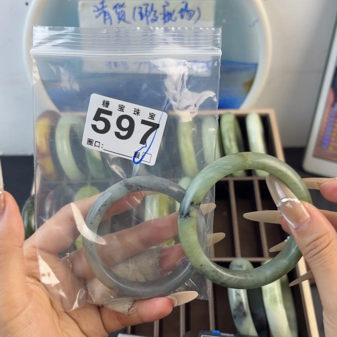 未镶嵌蛇纹石玉手镯多**財