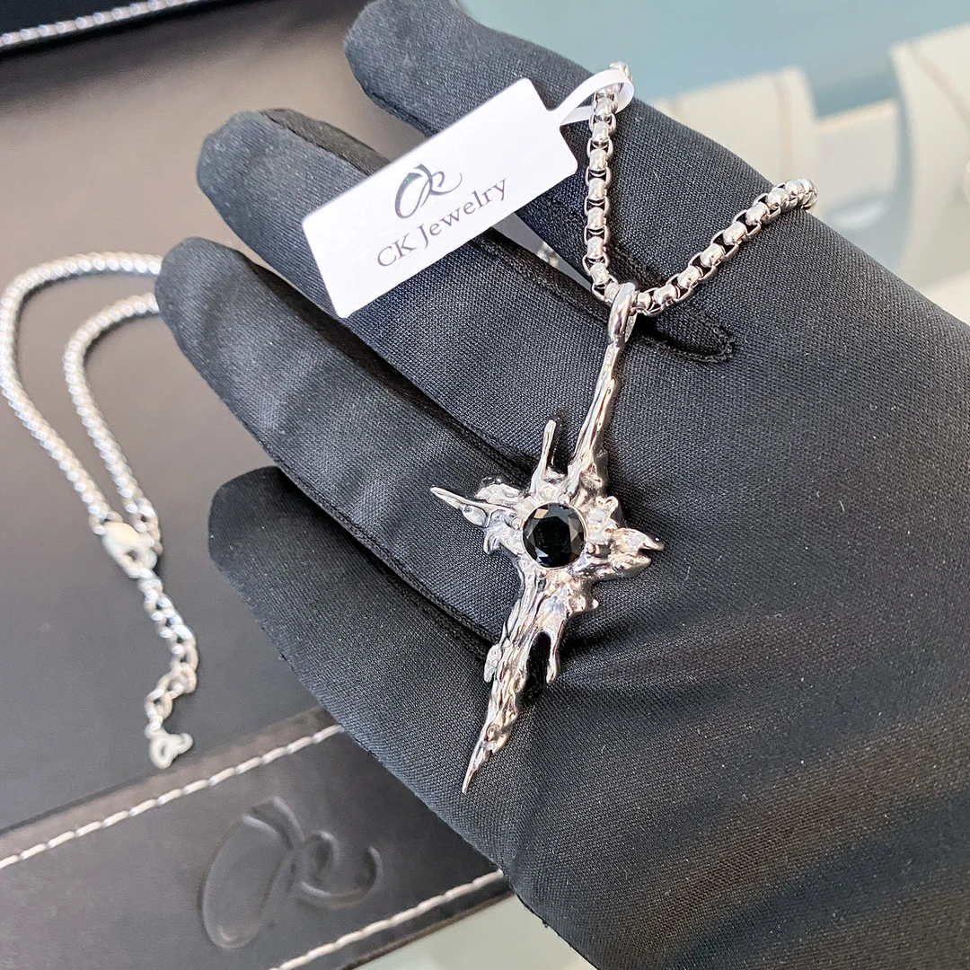 CK 钛钢吊坠 哥特风异形镶钻十字架吊坠男女项链小众情侣毛衣链
