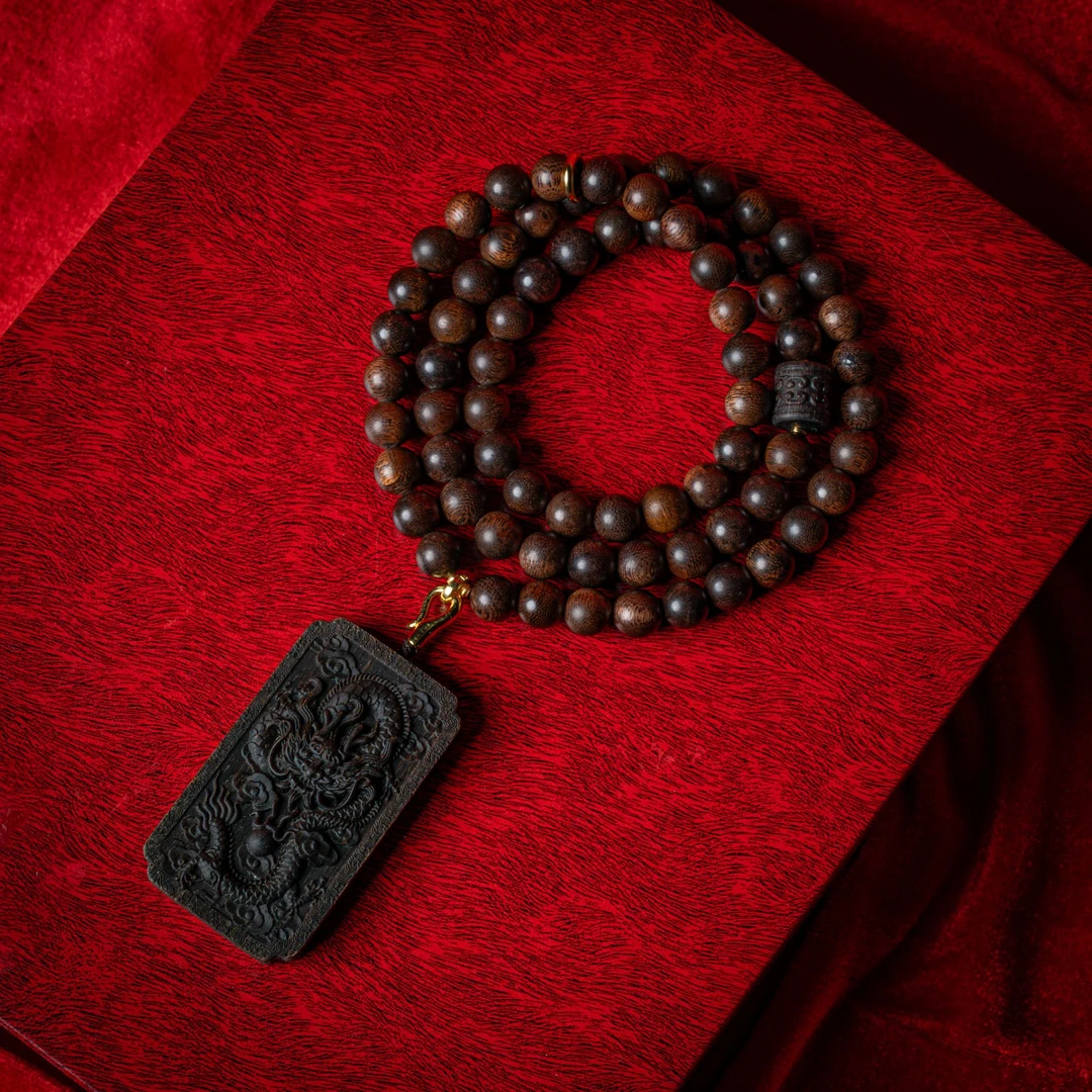 【沉水】富森红土W年瘤疤玉化老料1.0多圈长串带龙牌吊坠沉香木雕