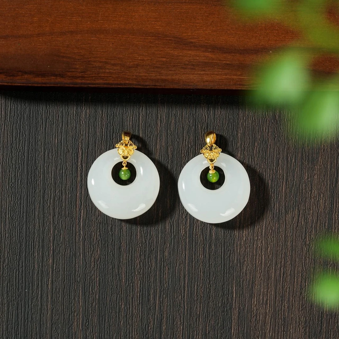 18K金镶嵌和田玉吊坠-多样性发其一-19.5*5mm-V33112-M（甄选）