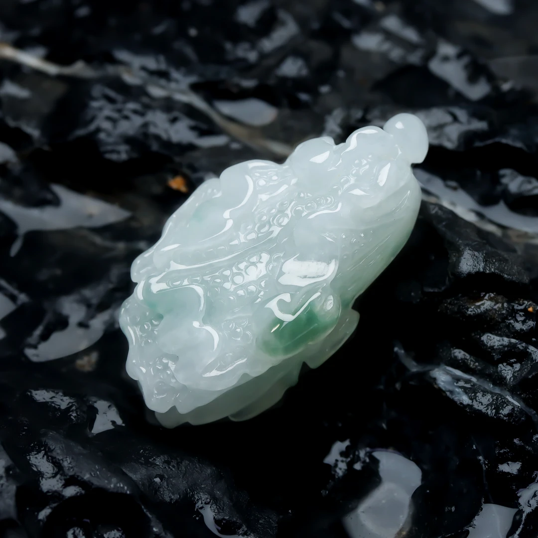 金马精选-天然缅甸A货翡翠气质飘绿花白菜吊坠尺寸35.2-18.1-12.3