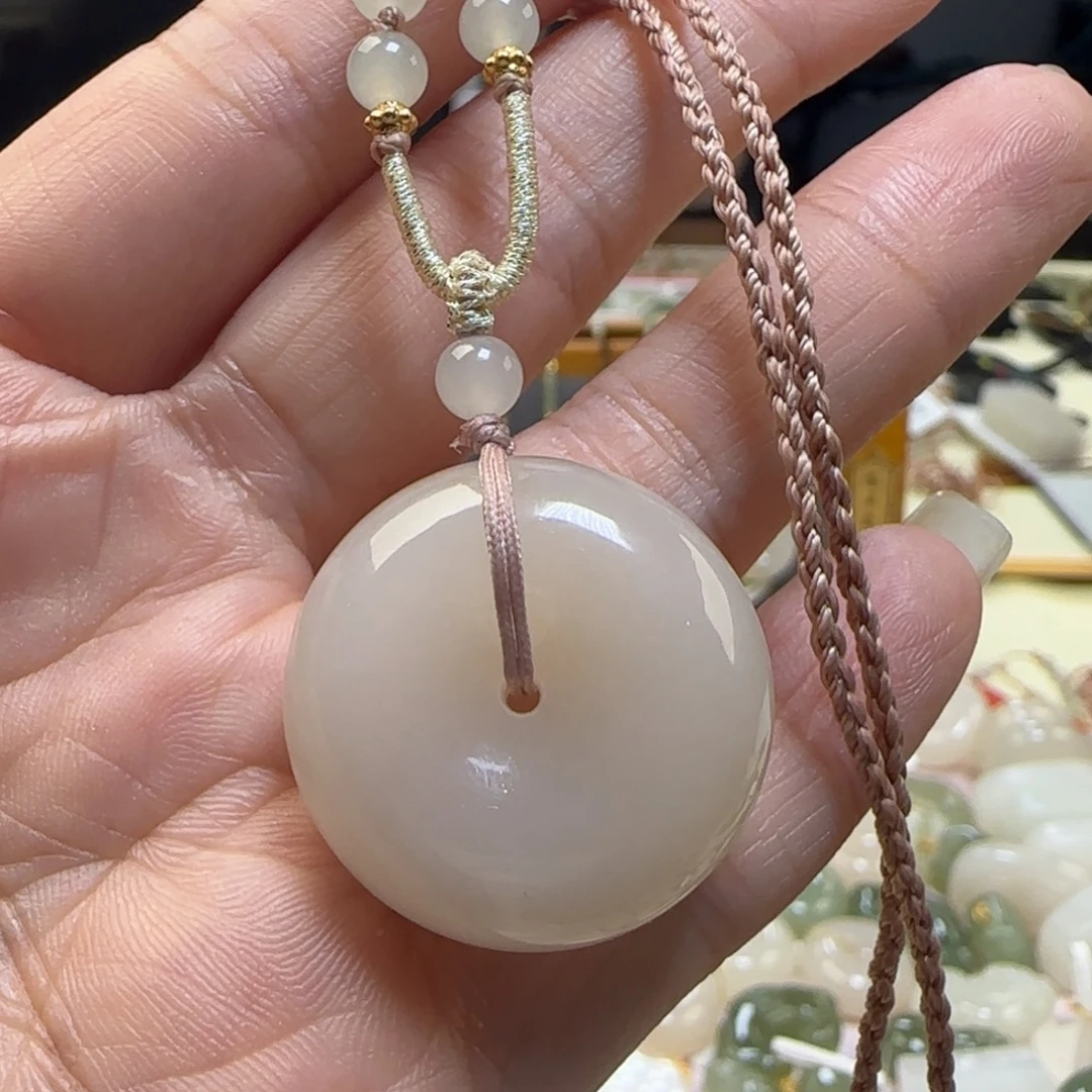 苹***妈和田玉未镶嵌颈饰