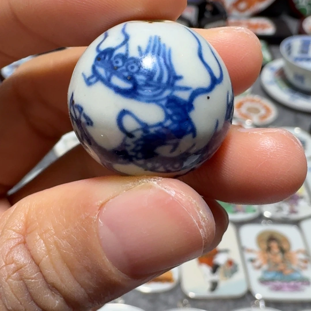 瓷片青花龙珠一个