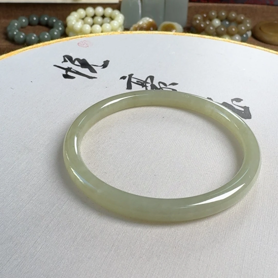 和田玉未镶嵌手镯