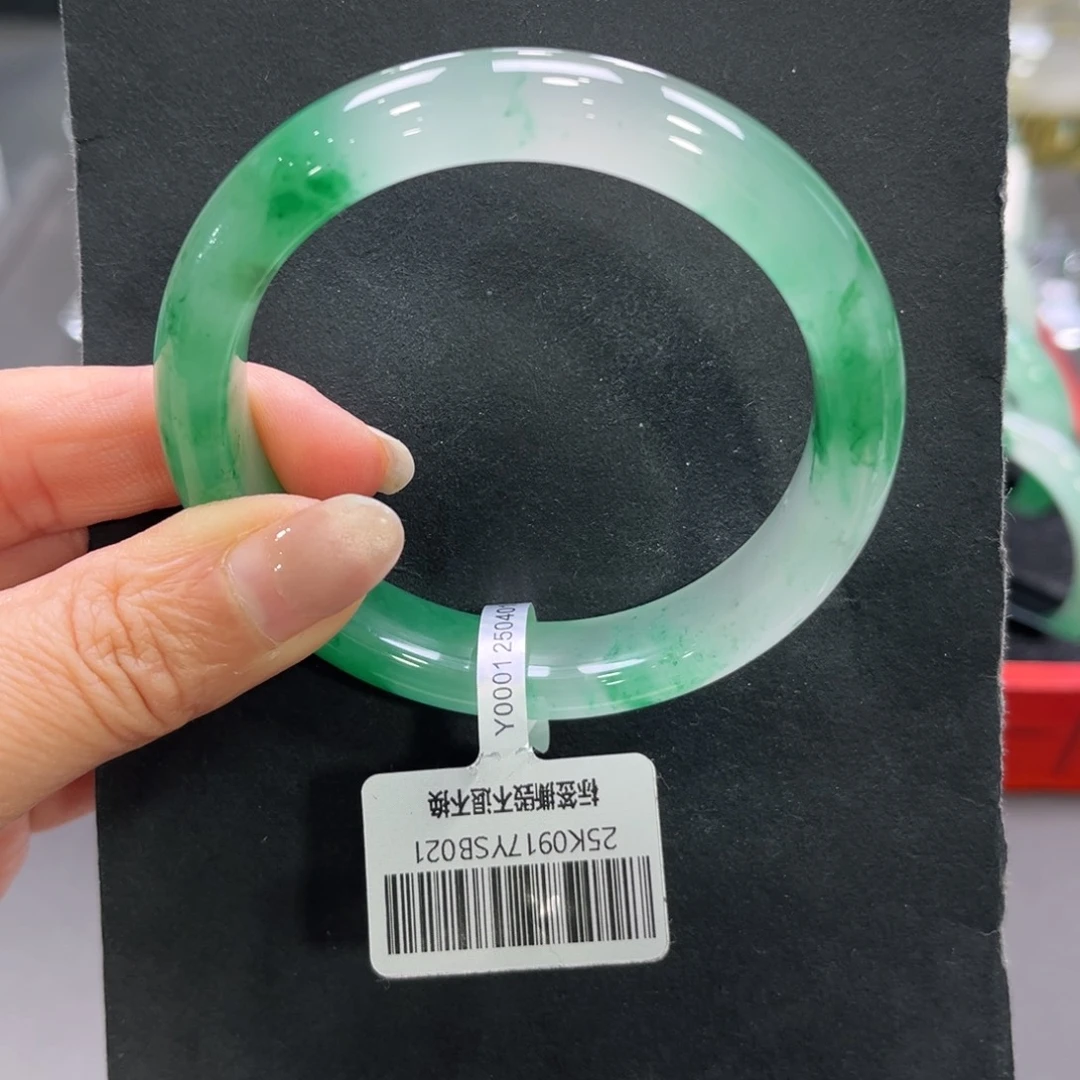 薇***拉石英质玉（非洲翠）未镶嵌手镯➕小玥56