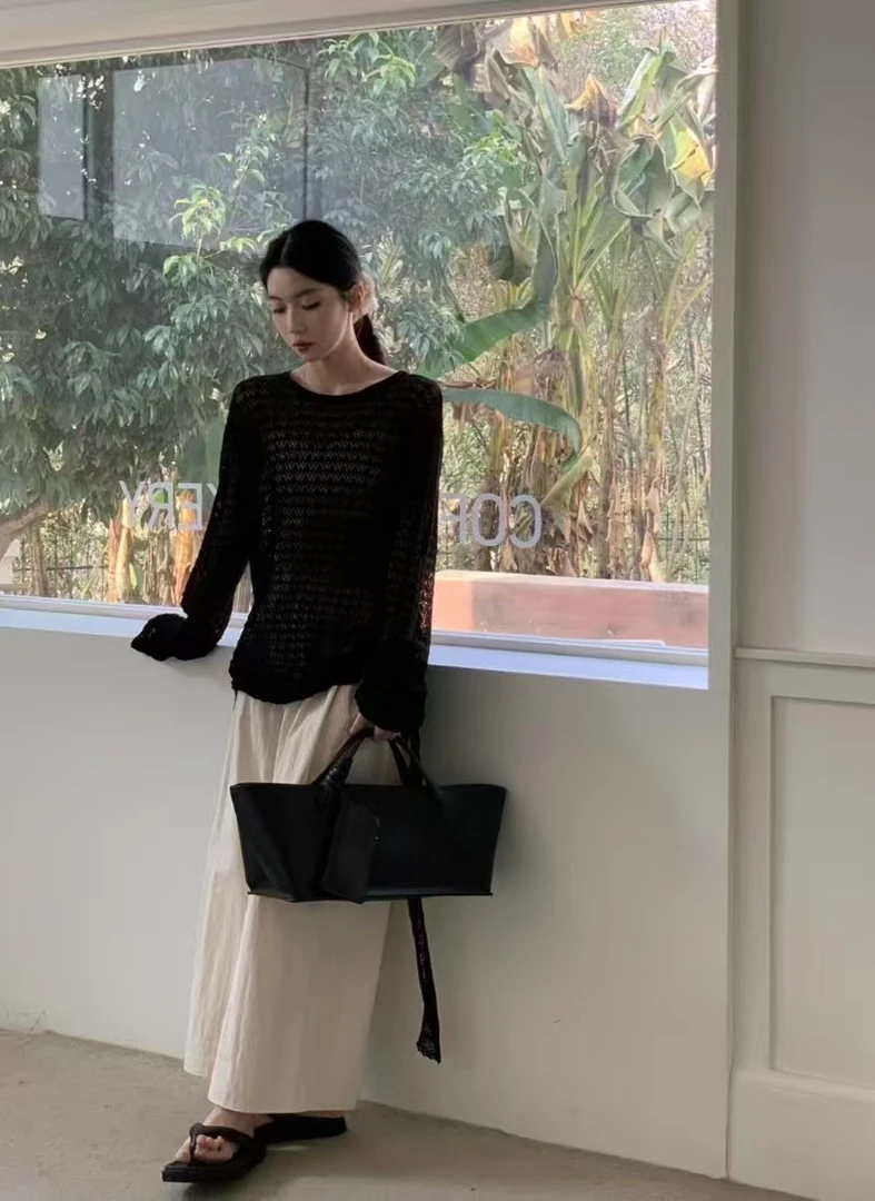 显瘦百搭的镂空设计上衣