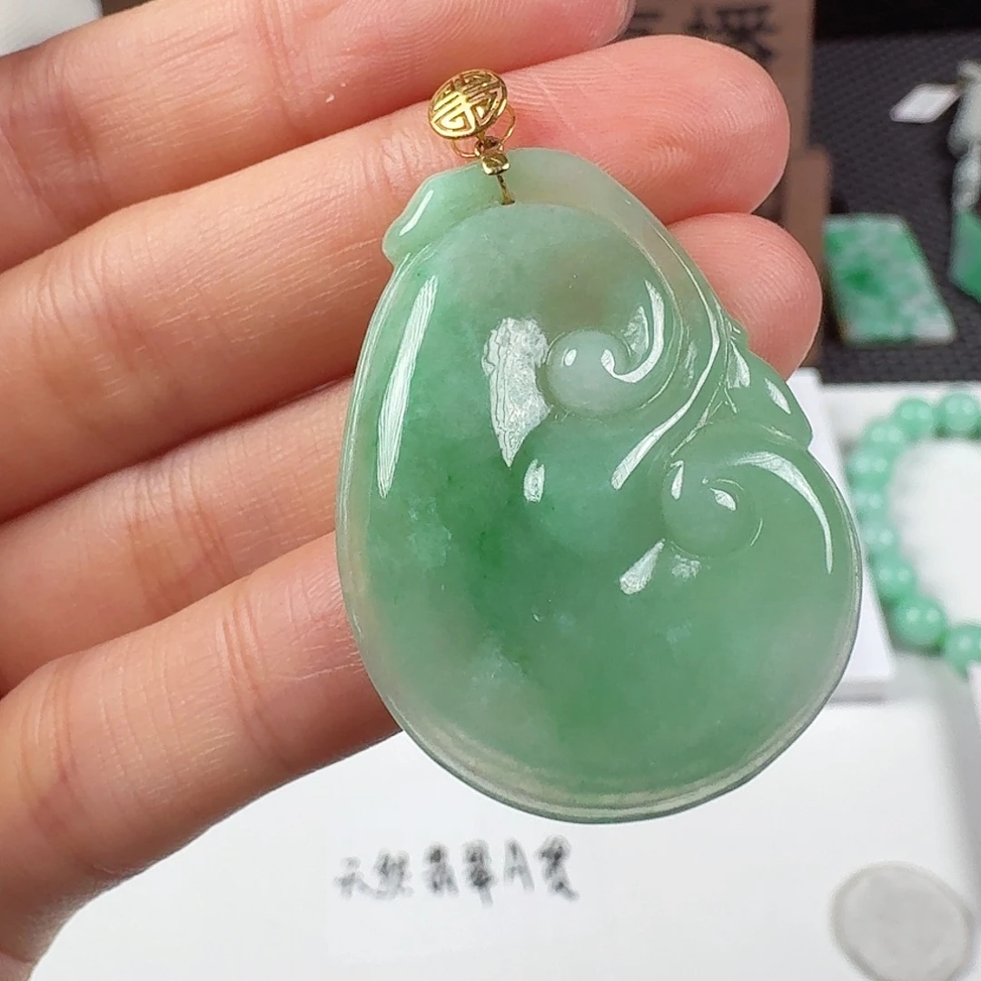 翡翠18K金镶嵌颈饰