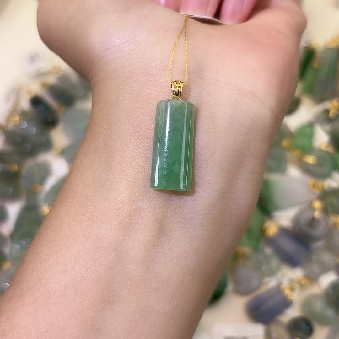 翡翠18K金镶嵌颈饰无事牌