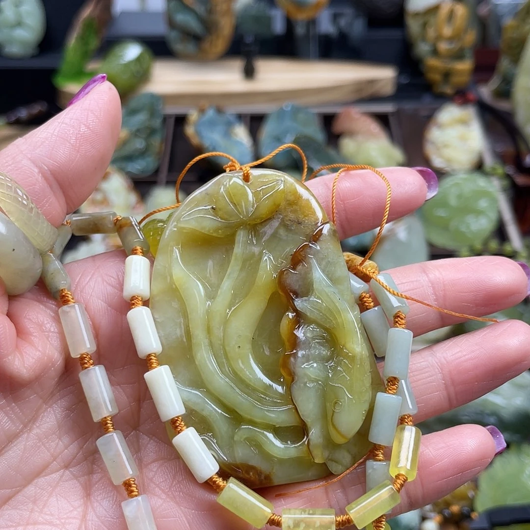 蛇纹石玉颈饰未镶嵌肖****装花玉鱼