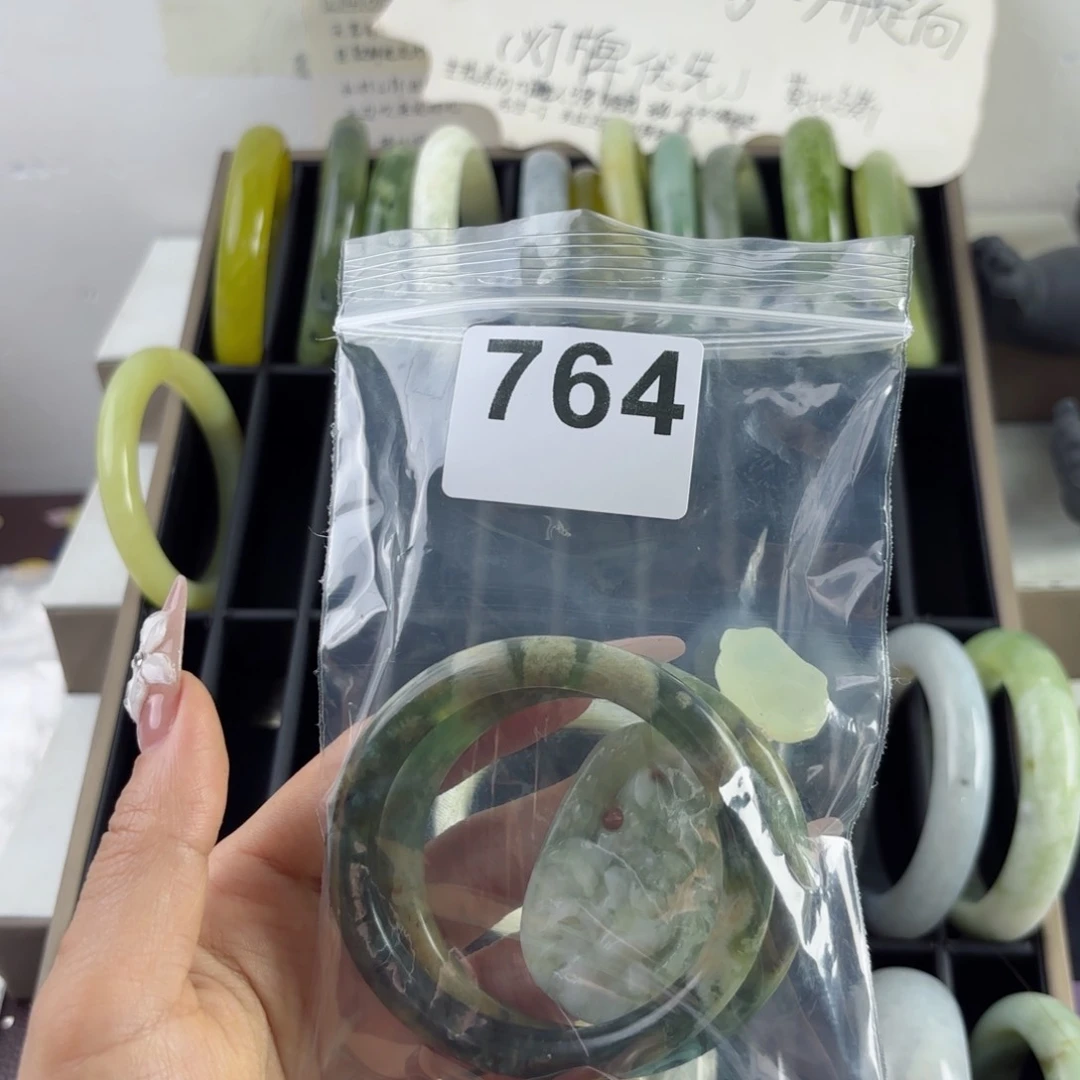 蛇纹石玉未镶嵌手镯哼***唧
