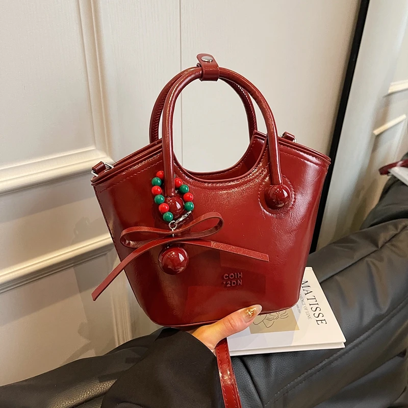 新娘结婚手提包包女2025新款高级感油蜡皮水桶包单肩斜挎伴娘包