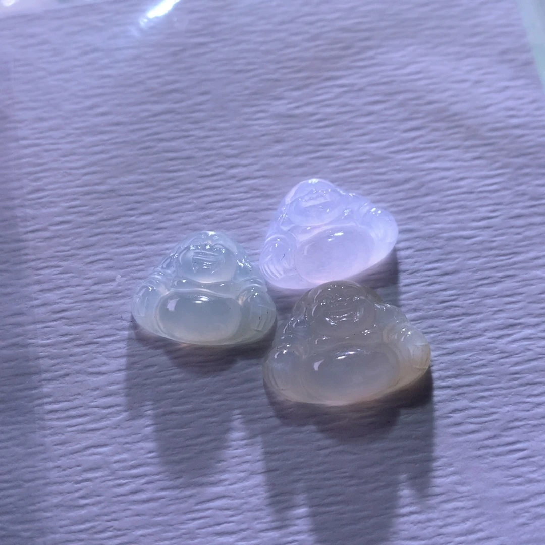 翡翠未镶嵌颈饰一手