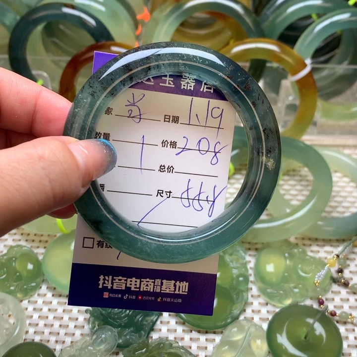 蛇纹石玉手镯未镶嵌当****影