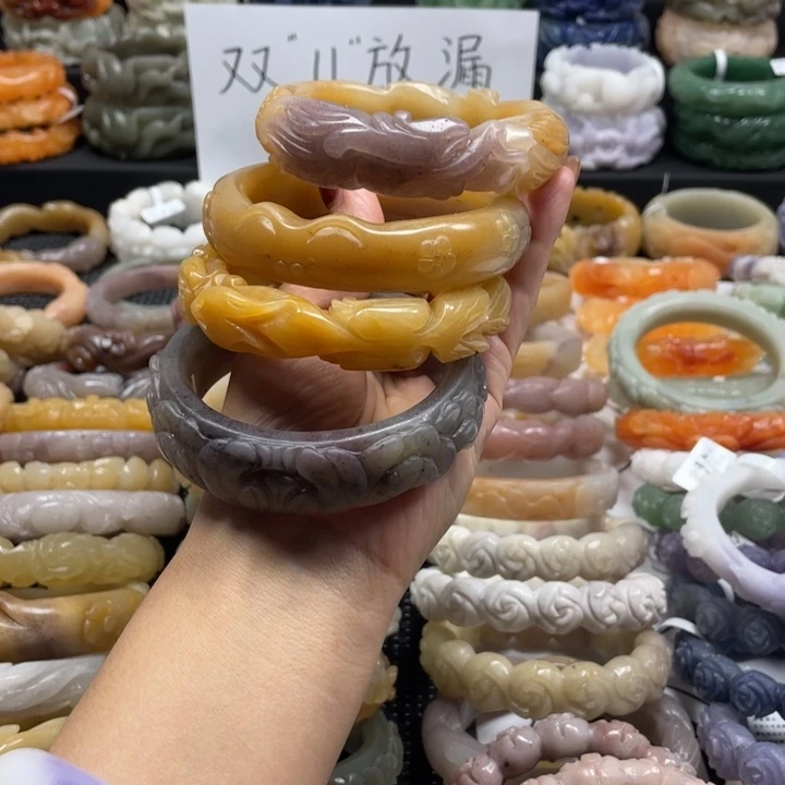 叶***子石英质玉未镶嵌手镯