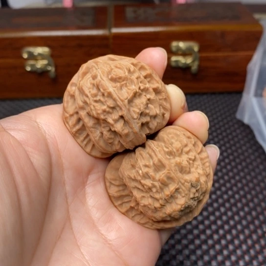 眯***儿吊坠文玩核桃42全品三角白