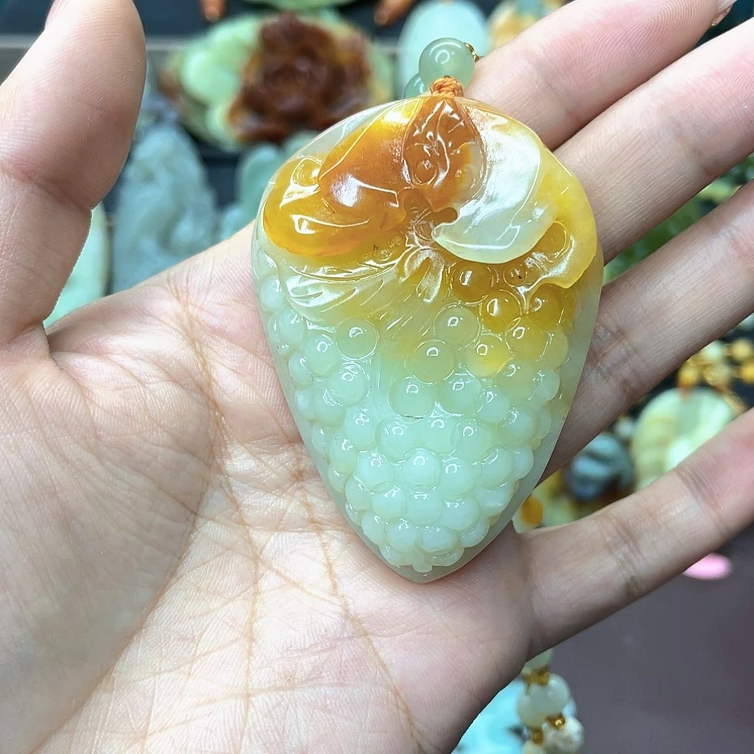 蛇纹石玉挂件未镶嵌