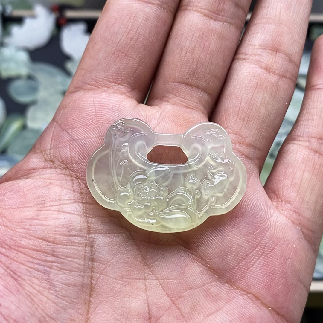 皮***粥未镶嵌蛇纹石玉颈饰