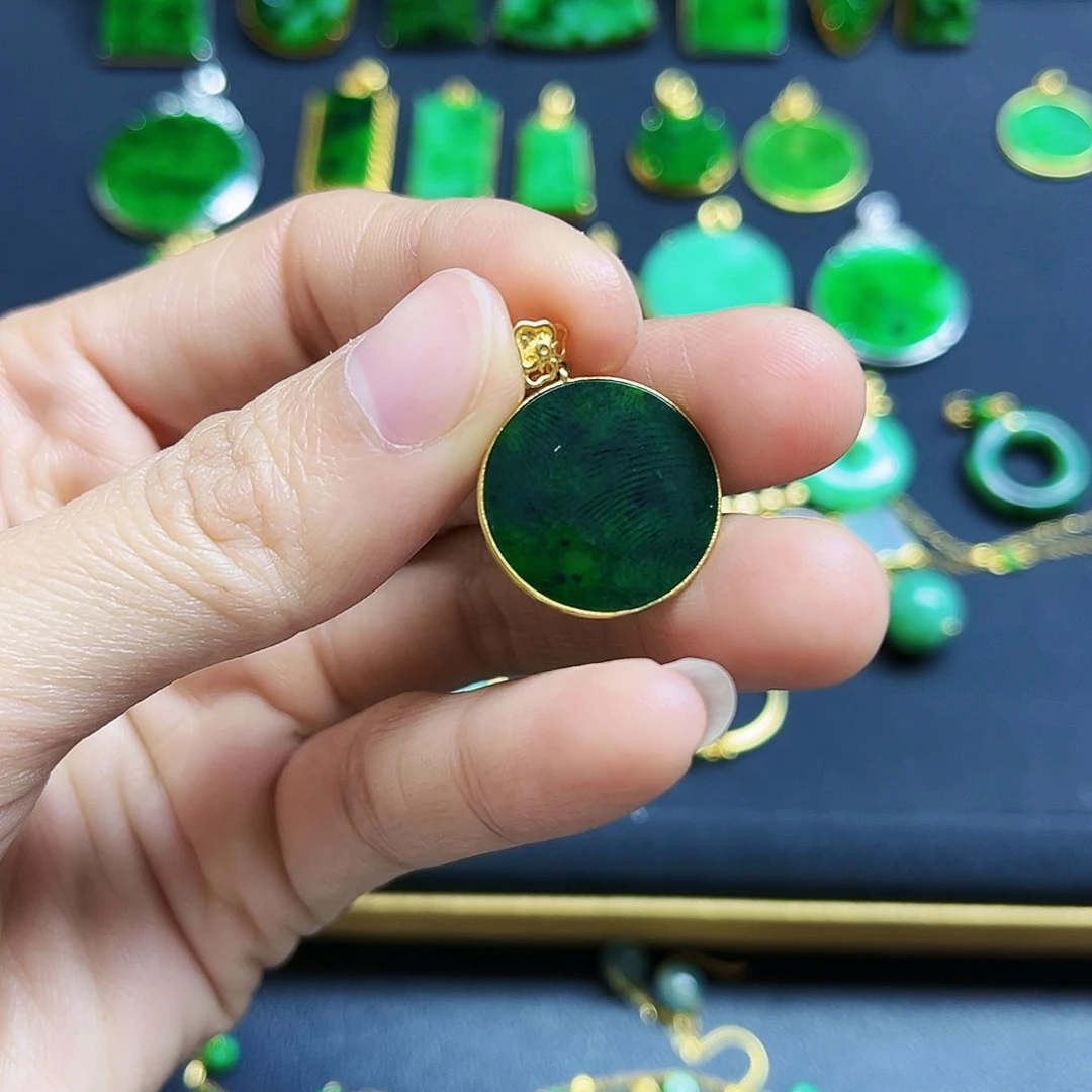 翡翠18K金镶嵌颈饰