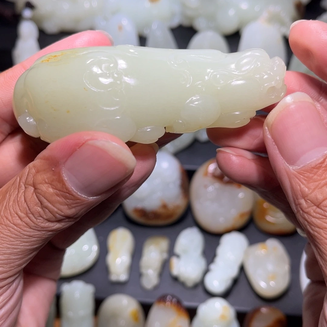 刘***、和田玉未镶嵌颈饰