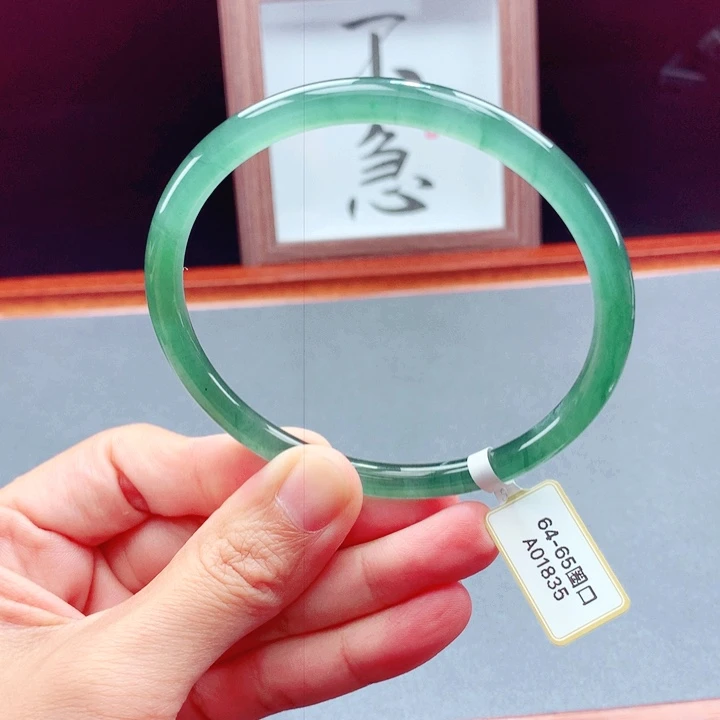 未镶嵌手镯翡翠圆镯