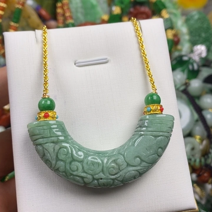 翡翠未镶嵌吊坠(赠链)