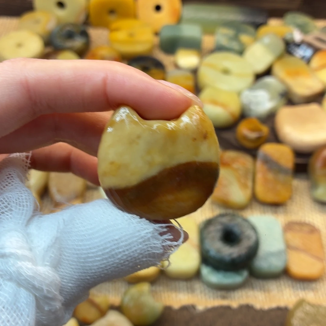 魔***力蛇纹石玉未镶嵌颈饰