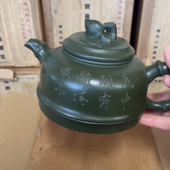 紫砂茶壶原矿泥料手工制作的一把紫砂壶。