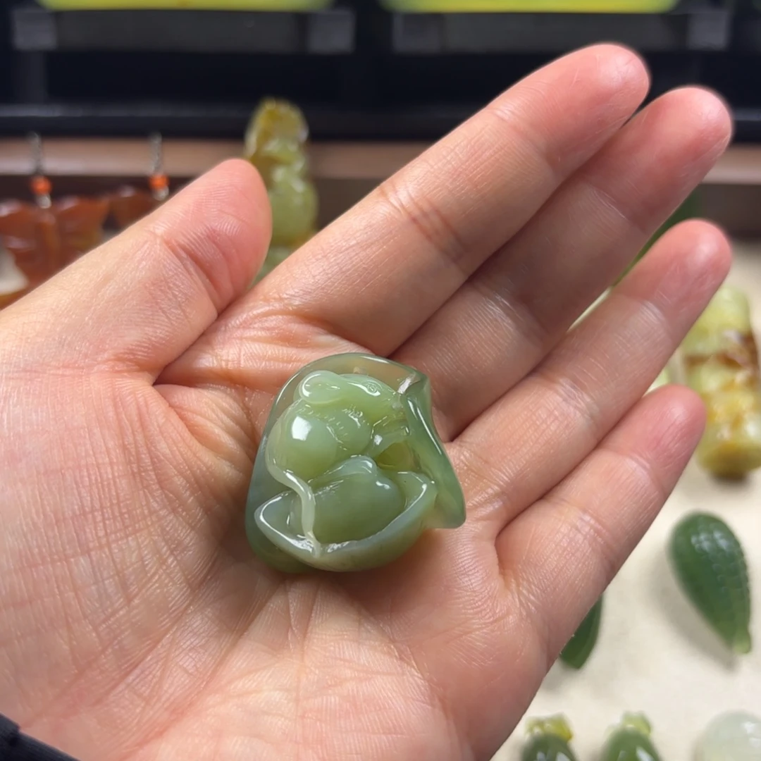 嘦***怹合金蛇纹石玉颈饰