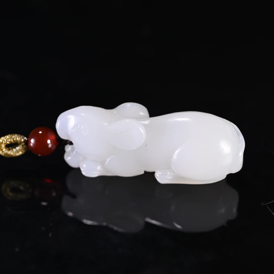 lot8830 2510180445和田玉鼠鼠挂件/保利