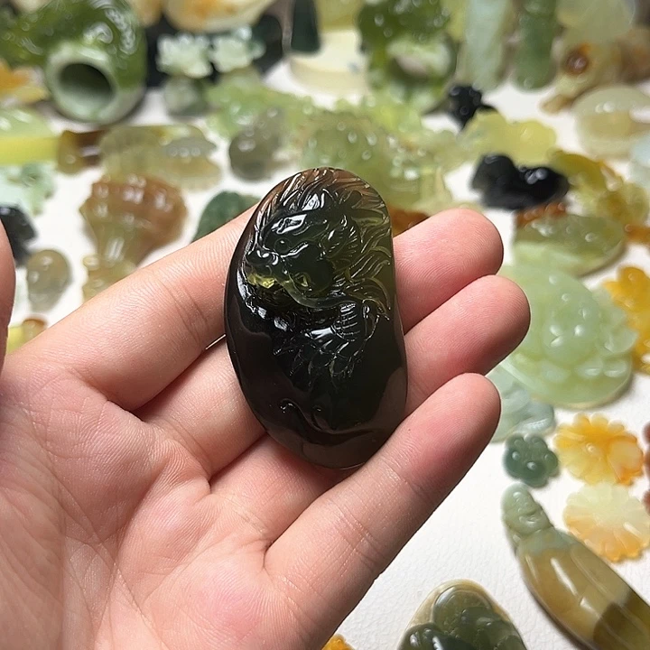 蛇纹石玉未镶嵌颈饰爱**心